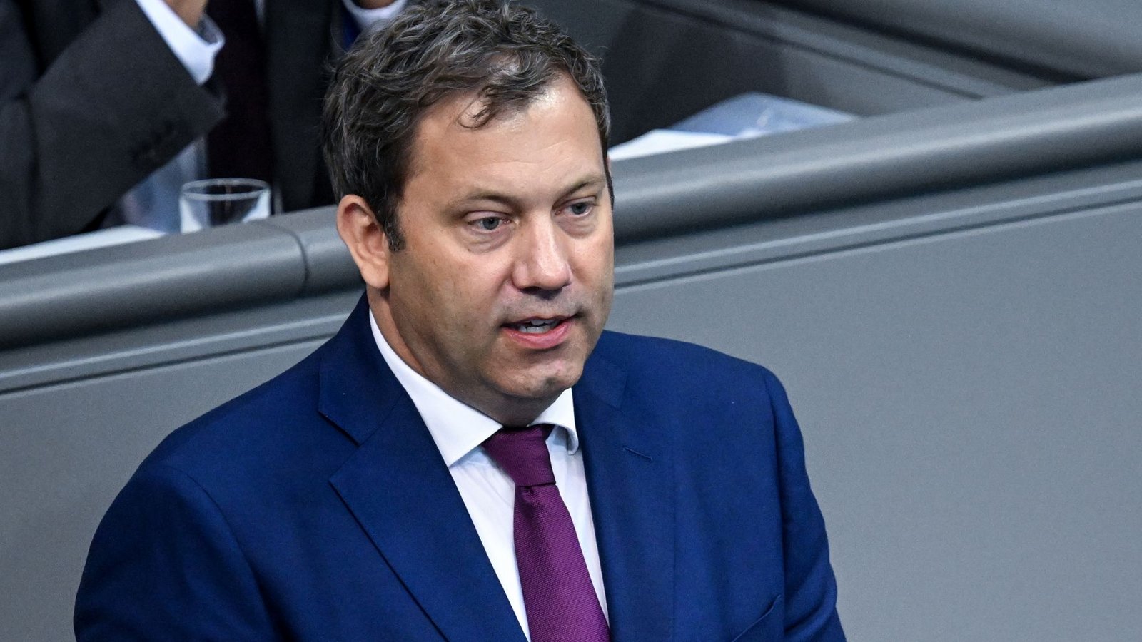 Lars Klingbeil kann viel Geld ausgeben, muss aber auch sparen.Foto: Britta Pedersen/dpa Lars Klingbeil kann viel Geld ausgeben, muss aber auch sparen.Foto: Britta Pedersen/dpa