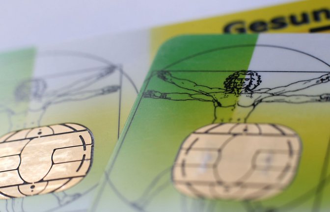 Zwei elektronische Versichertenkarten der Allgemeinen Ortskrankenkassen (AOK) liegen auf einem Tisch.<span class='image-autor'>Foto: Karl-Josef Hildenbrand/dpa</span>