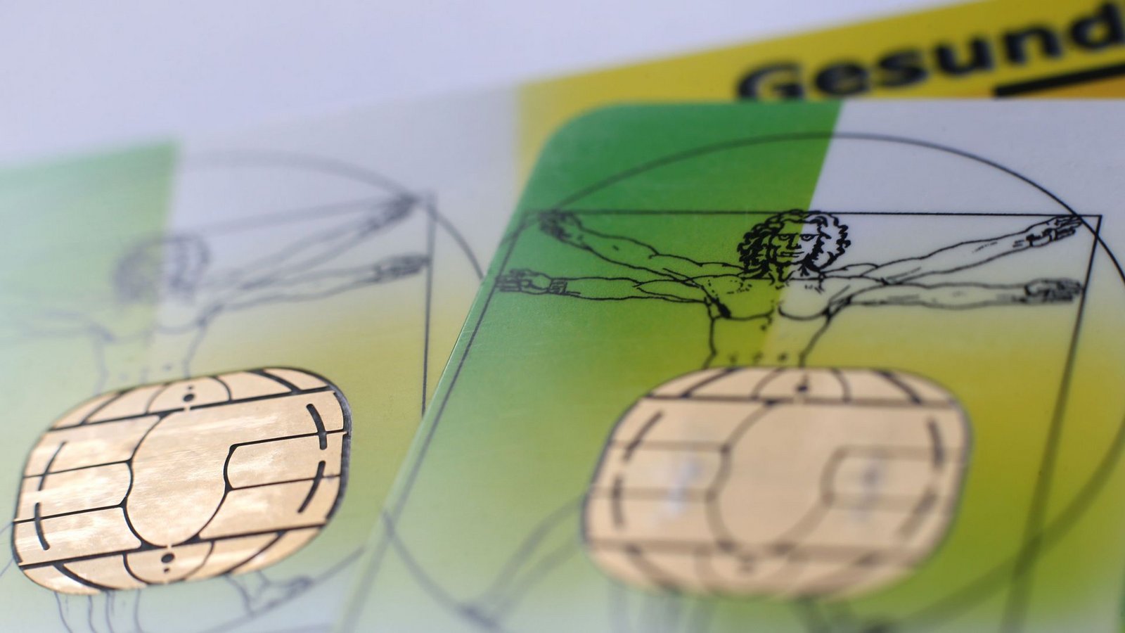 Zwei elektronische Versichertenkarten der Allgemeinen Ortskrankenkassen (AOK) liegen auf einem Tisch.Foto: Karl-Josef Hildenbrand/dpa