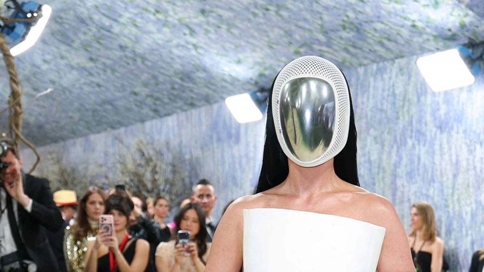 Hinter dieser silbernen Maske verbirgt sich Katy Perry – ihr superschlichtes weißes Kleid ist von Stella McCartney.Foto: AFP Hinter dieser silbernen Maske verbirgt sich Katy Perry – ihr superschlichtes weißes Kleid ist von Stella McCartney.Foto: AFP