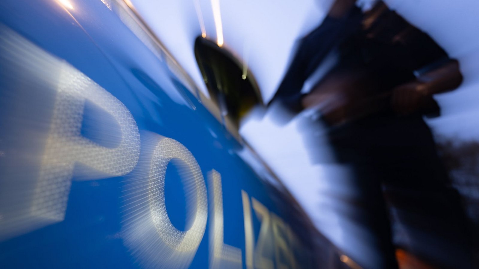 Die Polizei ermittelt wegen des Verdachts des tätlichen Angriffs auf Vollstreckungsbeamte, Körperverletzung und Beleidigung. (Symbolbild)Foto: dpa/Marijan Murat Die Polizei ermittelt wegen des Verdachts des tätlichen Angriffs auf Vollstreckungsbeamte, Körperverletzung und Beleidigung. (Symbolbild)Foto: dpa/Marijan Murat