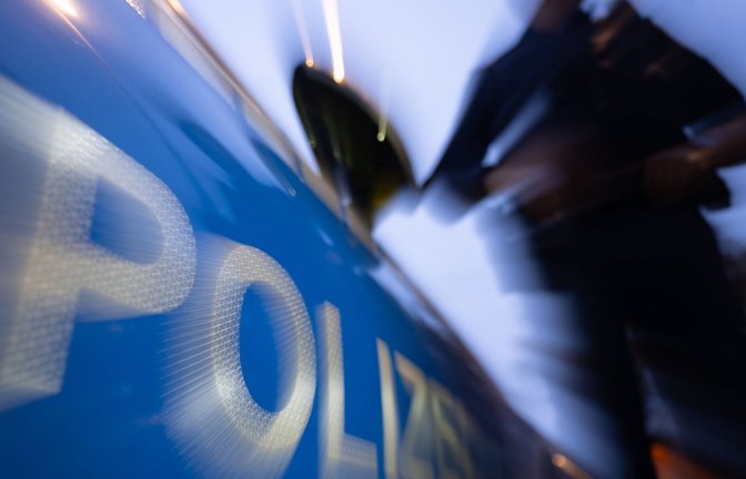 Die Polizei ermittelt wegen  des Verdachts des tätlichen Angriffs auf Vollstreckungsbeamte, Körperverletzung und Beleidigung. (Symbolbild)<span class='image-autor'>Foto: dpa/Marijan Murat</span>