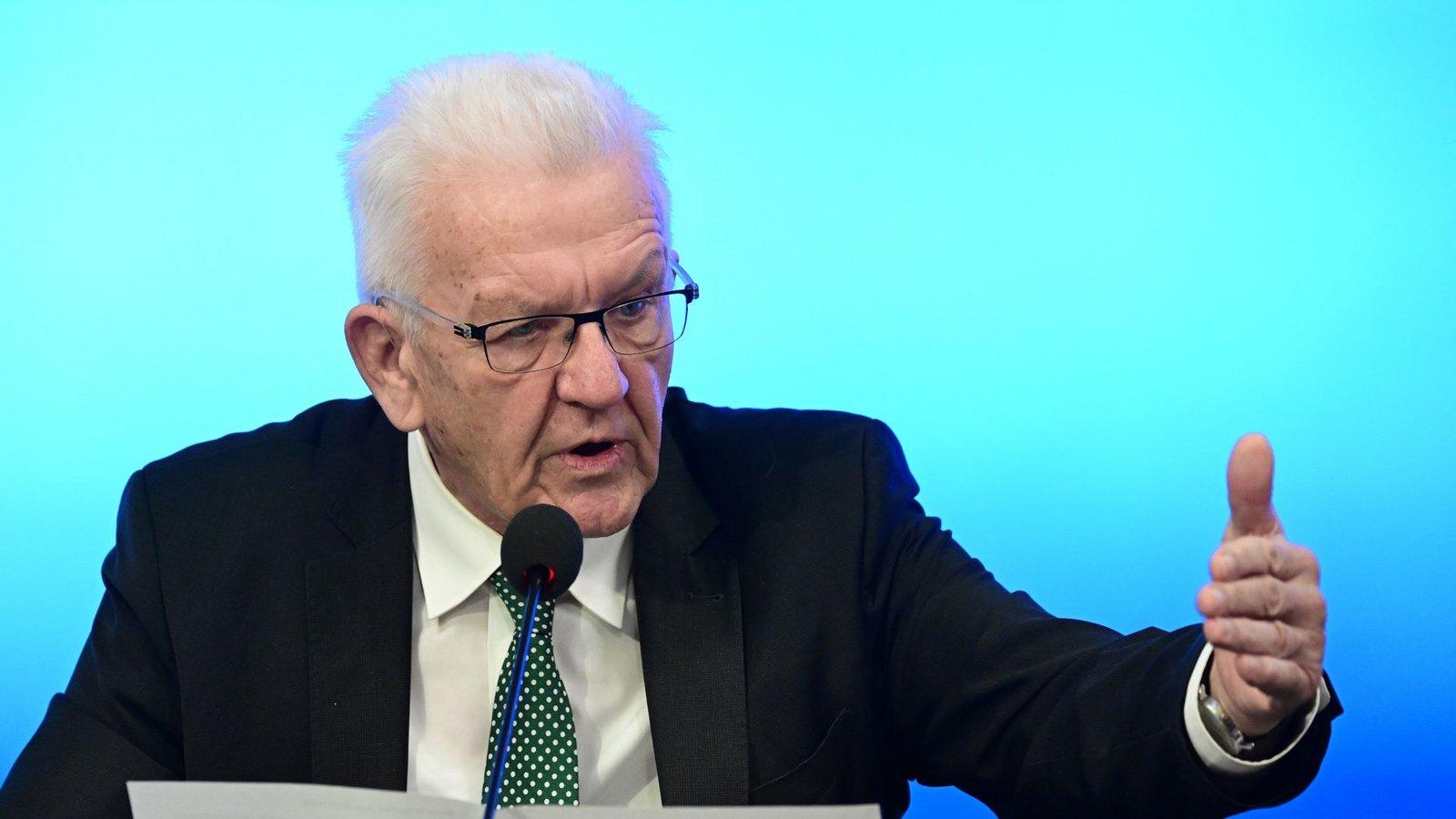 Winfried Kretschmann (Grüne) will zwei Prozent der Fläche Baden-Württembergs für Windkraft und Photovoltaik nutzen. (Archivbild)Foto: dpa/Bernd Weißbrod Winfried Kretschmann (Grüne) will zwei Prozent der Fläche Baden-Württembergs für Windkraft und Photovoltaik nutzen. (Archivbild)Foto: dpa/Bernd Weißbrod