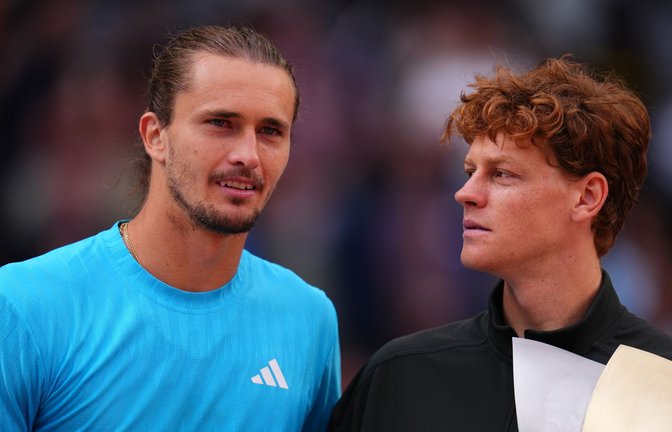 Gegen Jannik Sinner (r) war Alexander Zverev wieder einmal chancenlos.<span class='image-autor'>Foto: Manu Fernandez/AP/dpa</span>