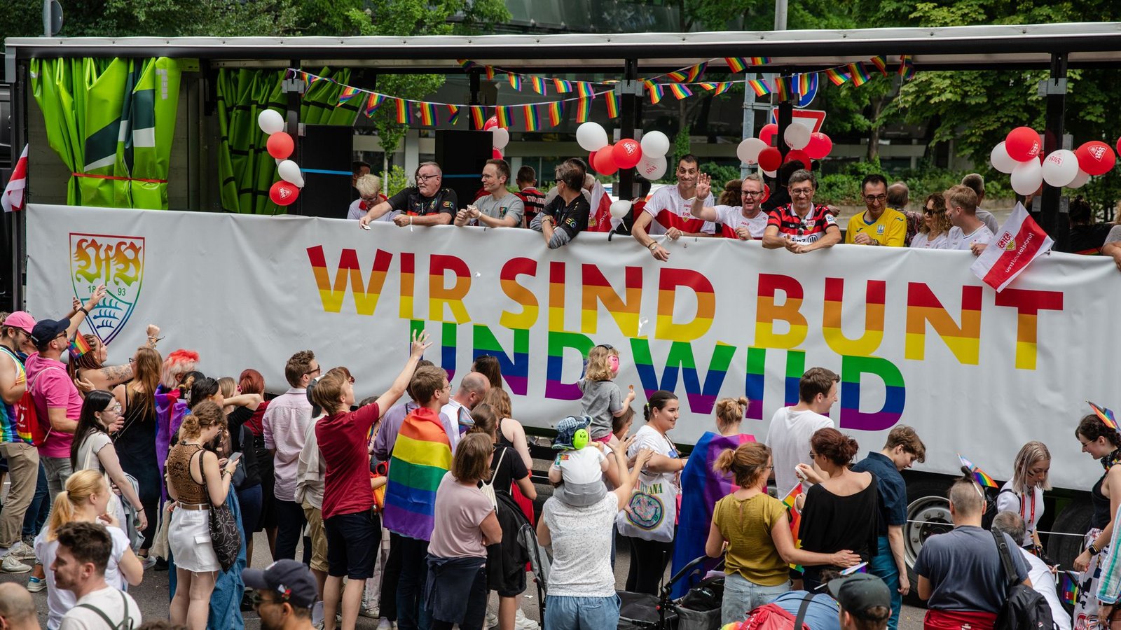 Beim Christopher Street Day betonen weite Teile der Gesellschaft, wie wichtig Vielfalt ist. Aber wie sind die Einstellungen dazu? Das hat eine Studie der Robert-Bosch-Stiftung beleuchtet.Foto: dpa Beim Christopher Street Day betonen weite Teile der Gesellschaft, wie wichtig Vielfalt ist. Aber wie sind die Einstellungen dazu? Das hat eine Studie der Robert-Bosch-Stiftung beleuchtet.Foto: dpa