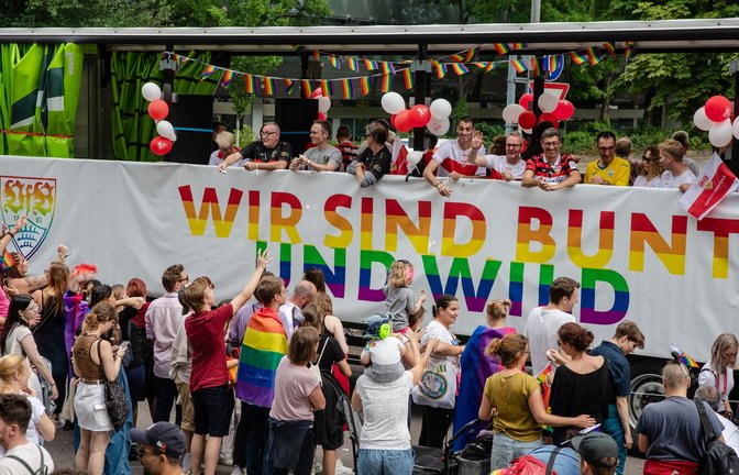 Beim Christopher Street Day betonen weite Teile der Gesellschaft, wie wichtig Vielfalt ist. Aber wie sind die Einstellungen dazu? Das hat eine Studie der Robert-Bosch-Stiftung beleuchtet.<span class='image-autor'>Foto: dpa</span>