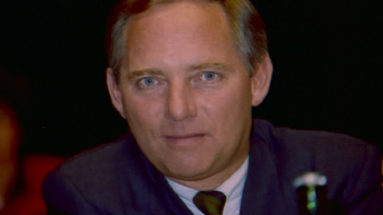 Blick in der Kamera: Schäuble beim Landesparteitag im April 1989  in Karlsruhe.Foto: Hauptstaatsarchiv Stuttgart/Burghard Hüdig