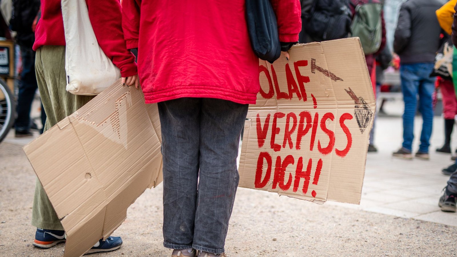 Nicht jeder Abschiedsgruß an den Kanzler war nett gemeint.Foto: dpa/Christoph Schmidt Nicht jeder Abschiedsgruß an den Kanzler war nett gemeint.Foto: dpa/Christoph Schmidt