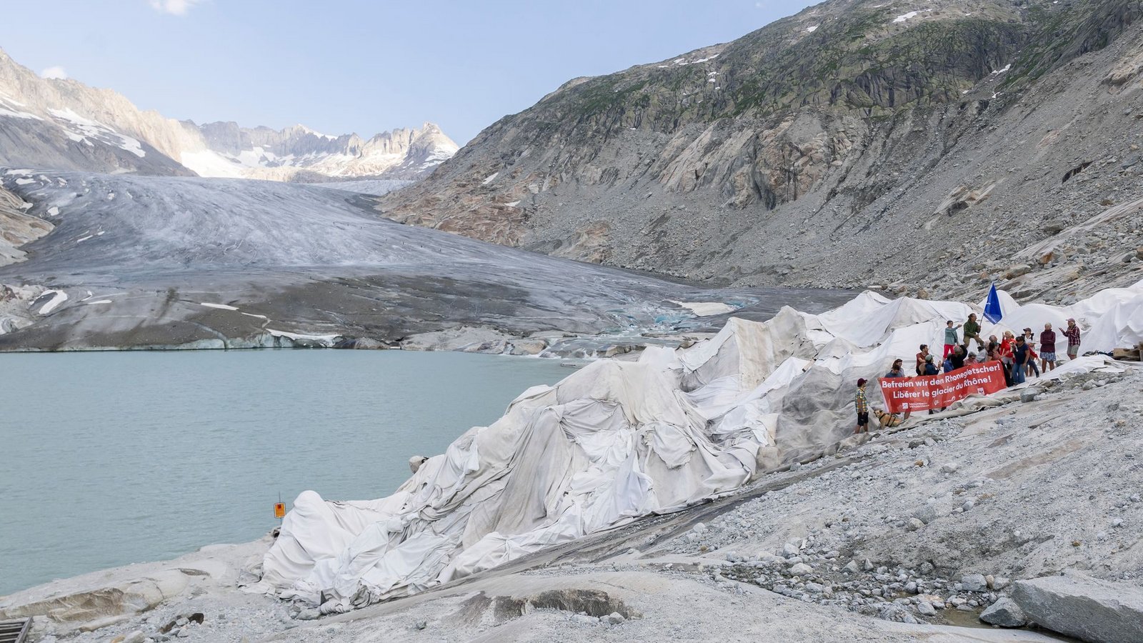 Vertreter von Umweltorganisationen nehmen an einer Aktion teil, bei der der Walliser Regierung symbolisch die Petition „Befreit und schützt den Rhonegletscher!" überreicht wird.Foto: Cyril Zingaro/KEYSTONE/dpa
