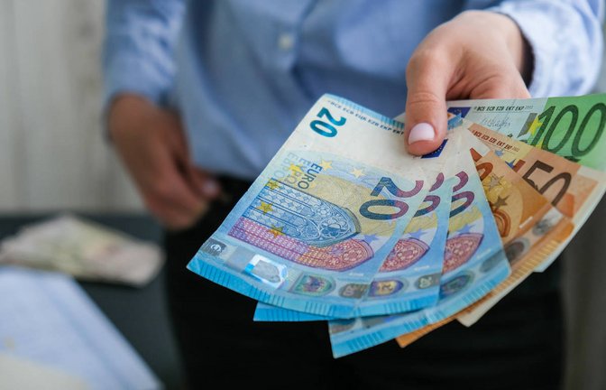 Mit einer Inflationsausgleichsprämie können Arbeitgeber ihren Angestellten bis zu 3000 € zusätzlich steuerfrei gewähren. Wann wird sie ausbezahlt?<span class='image-autor'>Foto: Yanishevska / Shutterstock.com</span>