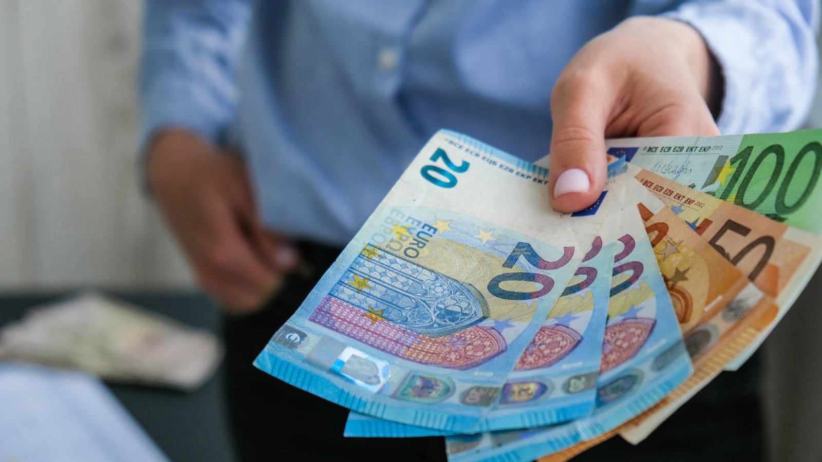 Mit einer Inflationsausgleichsprämie können Arbeitgeber ihren Angestellten bis zu 3000 € zusätzlich steuerfrei gewähren. Wann wird sie ausbezahlt?Foto: Yanishevska / Shutterstock.com
