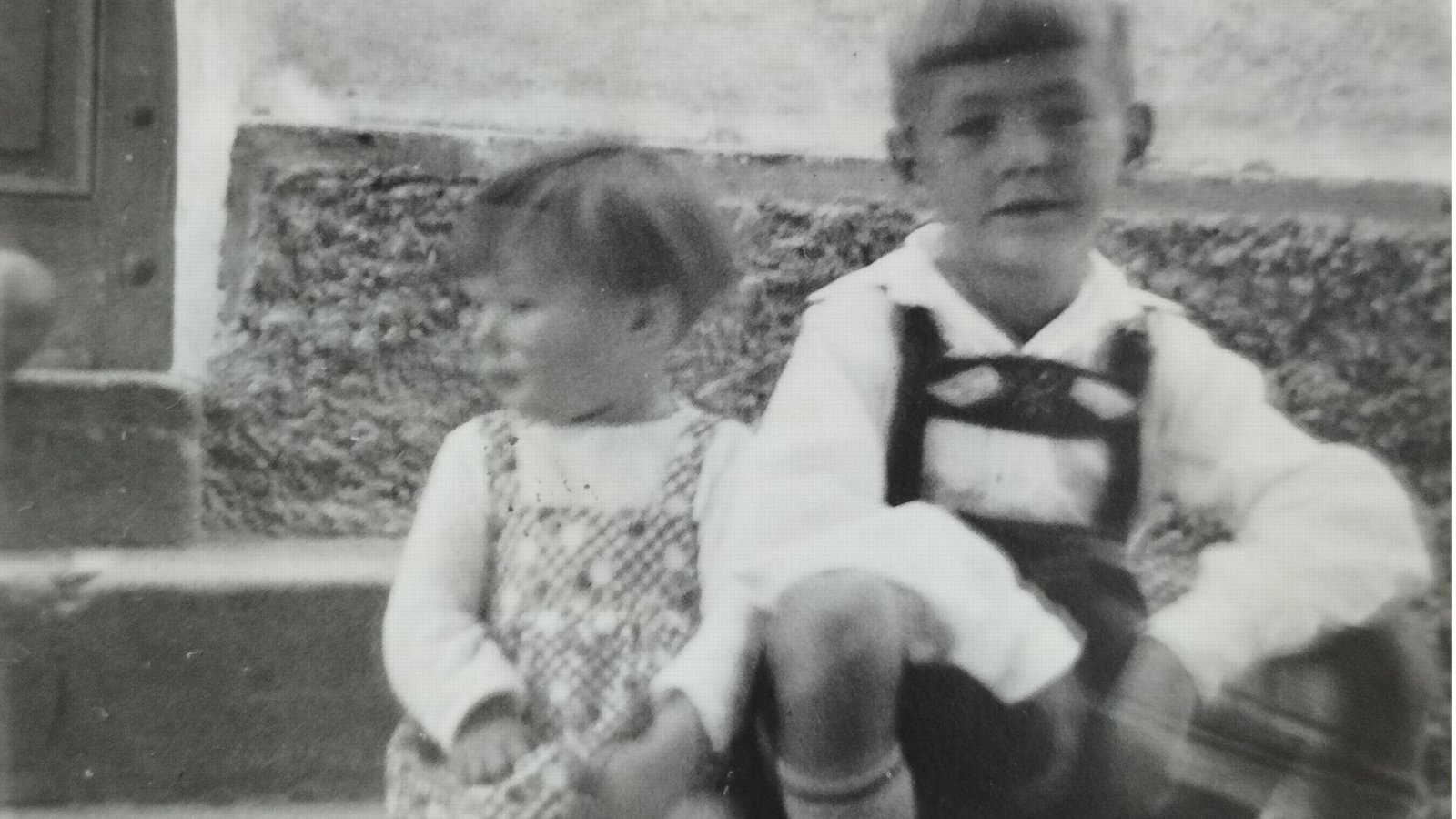Werner Birkenmaier (li.) mit seinem großen Bruder. Danach gab es viele Jahre lang keine Fotos von ihm – da das Material dazu fehlte.Foto: privat Werner Birkenmaier (li.) mit seinem großen Bruder. Danach gab es viele Jahre lang keine Fotos von ihm – da das Material dazu fehlte.Foto: privat