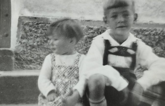 Werner Birkenmaier (li.) mit seinem großen Bruder. Danach gab es viele Jahre lang keine Fotos von ihm – da das Material dazu fehlte.<span class='image-autor'>Foto: privat</span>
