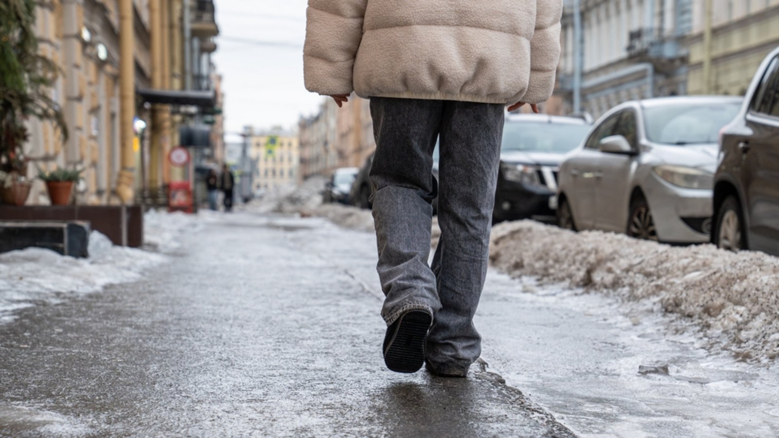Der Schulweg kann heute zur Rutschpartie werden.Foto: DimaBerlin / shutterstock.com Der Schulweg kann heute zur Rutschpartie werden.Foto: DimaBerlin / shutterstock.com