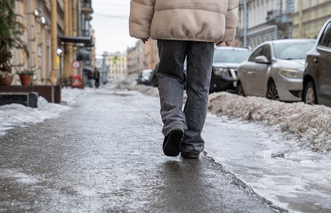 Der Schulweg kann heute zur Rutschpartie werden.<span class='image-autor'>Foto: DimaBerlin / shutterstock.com</span>