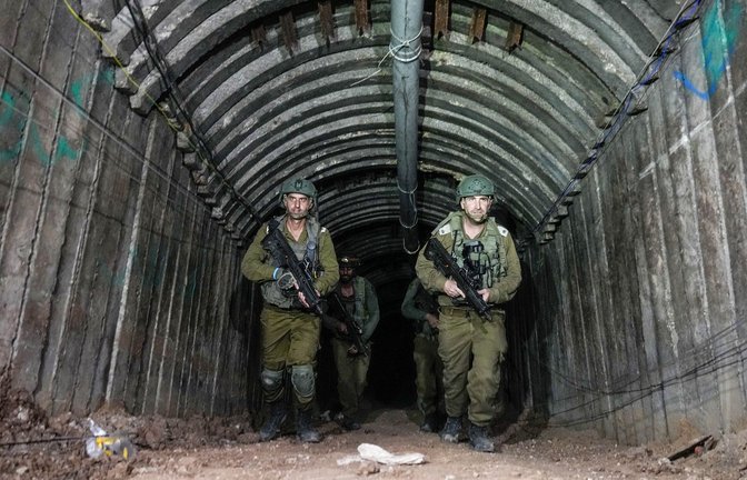 Israelische Soldaten vor wenigen Tagen  in einem Tunnel der Hamas im nördlichen Gazastreifen .<span class='image-autor'>Foto: dpa/Ariel Schalit</span>