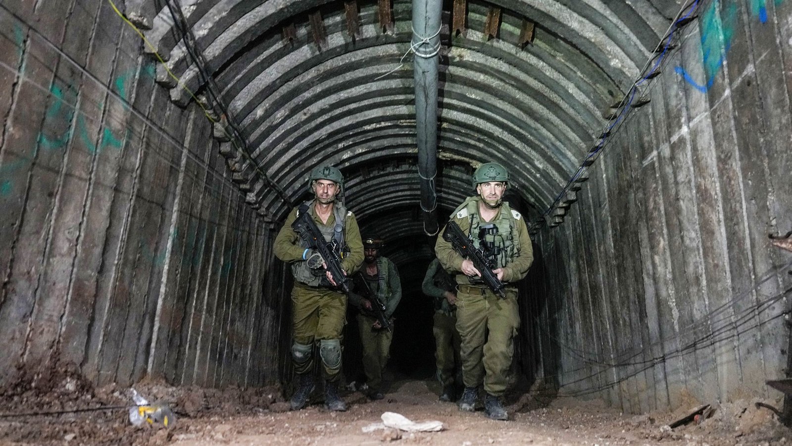 Israelische Soldaten vor wenigen Tagen in einem Tunnel der Hamas im nördlichen Gazastreifen .Foto: dpa/Ariel Schalit Israelische Soldaten vor wenigen Tagen in einem Tunnel der Hamas im nördlichen Gazastreifen .Foto: dpa/Ariel Schalit