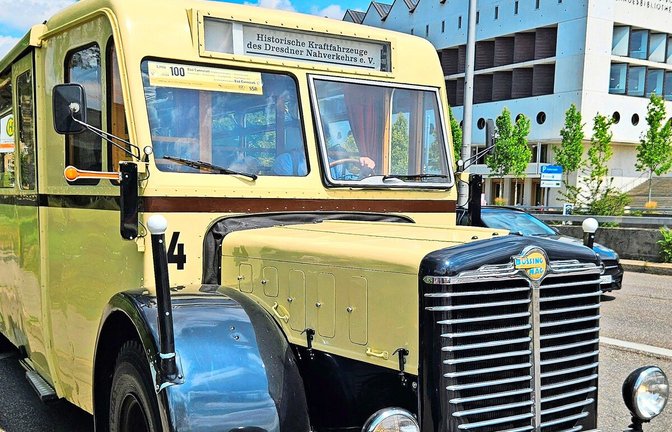Anlässlich des 100. Busjubiläums der SSB war ein cremefarbener Oldtimerbus bei einer Sonderfahrt durch Stuttgart unterwegs.<span class='image-autor'>Foto: Andreas Rosar</span>