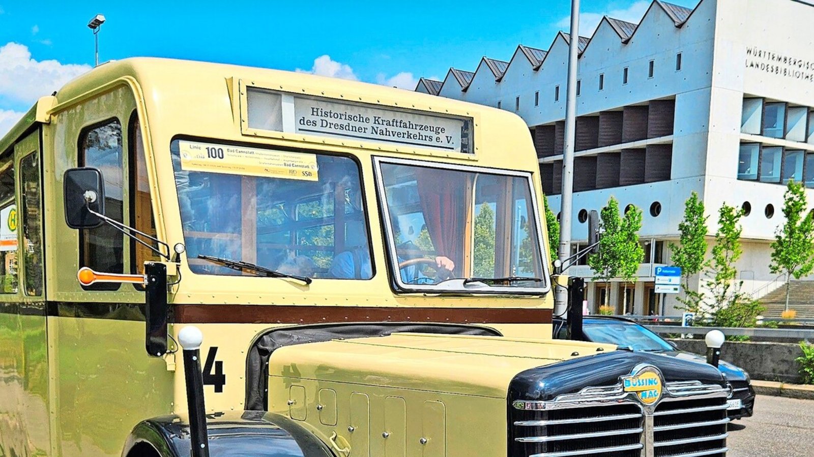 Anlässlich des 100. Busjubiläums der SSB war ein cremefarbener Oldtimerbus bei einer Sonderfahrt durch Stuttgart unterwegs.Foto: Andreas Rosar