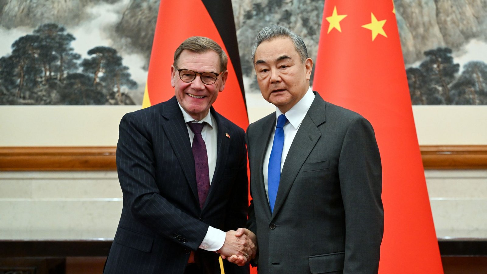 In Peking wurde der deutsche Außenminister Johann Wadephul (li.) unter anderem von seinem chinesischen Amtskollegen Wang Yi empfangen.Foto: Soeren Stache/dpa In Peking wurde der deutsche Außenminister Johann Wadephul (li.) unter anderem von seinem chinesischen Amtskollegen Wang Yi empfangen.Foto: Soeren Stache/dpa