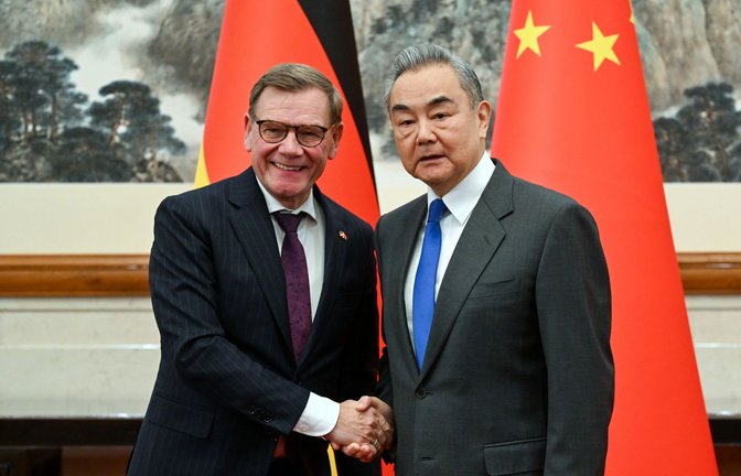 In Peking wurde der deutsche Außenminister Johann Wadephul (li.) unter anderem von seinem chinesischen Amtskollegen  Wang Yi empfangen.<span class='image-autor'>Foto: Soeren Stache/dpa</span>