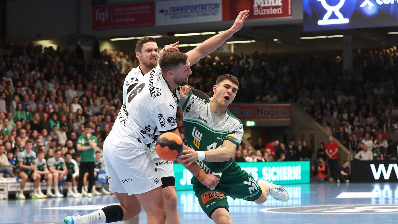 Frisch-Spielmacher Elia Newel versucht sich gegen die THW-Abwehr durchzusetzen.Foto: Pressefoto Baumann Frisch-Spielmacher Elia Newel versucht sich gegen die THW-Abwehr durchzusetzen.Foto: Pressefoto Baumann