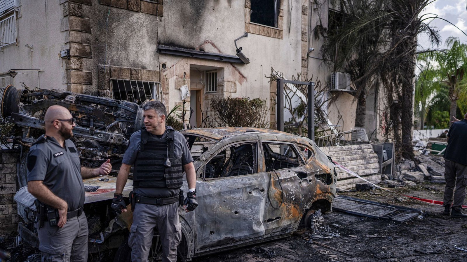 Sicherheitskräfte untersuchen in der Stadt Kirjat Bialik nordöstlich von Haifa ein beschädigtes Fahrzeug nach einem angeblichen Angriff der pro-iranischen Hisbollah-Bewegung.Foto: dpa/Ilia Yefimovich