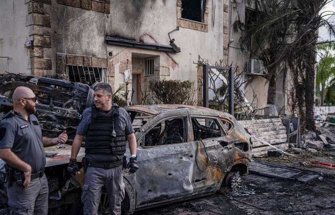 Sicherheitskräfte untersuchen in der Stadt Kirjat Bialik nordöstlich von Haifa ein beschädigtes Fahrzeug nach einem angeblichen Angriff der pro-iranischen Hisbollah-Bewegung.<span class='image-autor'>Foto: dpa/Ilia Yefimovich</span>