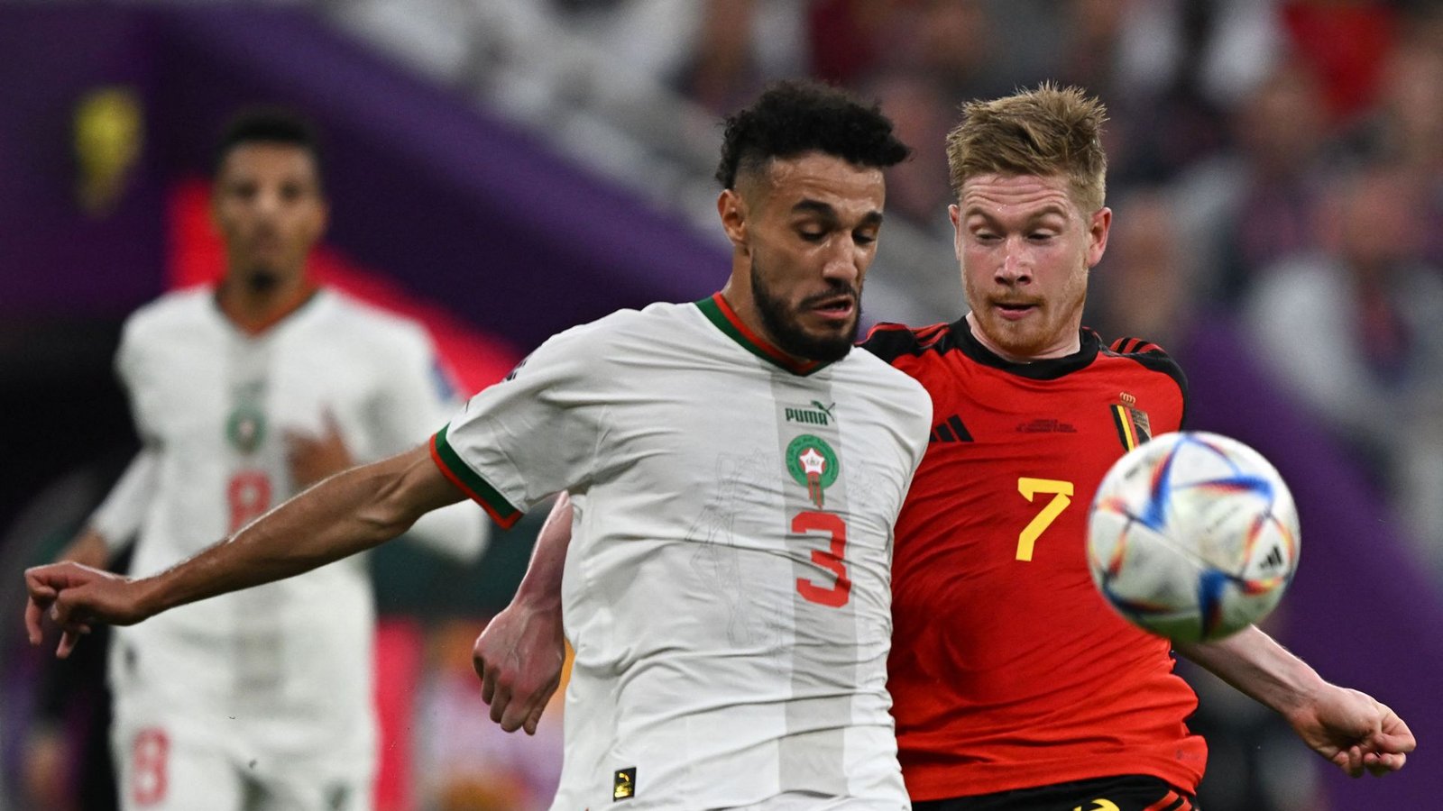 Marokkos Bayern-Profi Noussair Mazraoui (li.) gegen Belgiens Kevin De Bruyne – auf eines dieser beiden Mannschaften könnte das DFB-Team im Achtelfinale treffen.Foto: AFP/Manan Vatsyayana