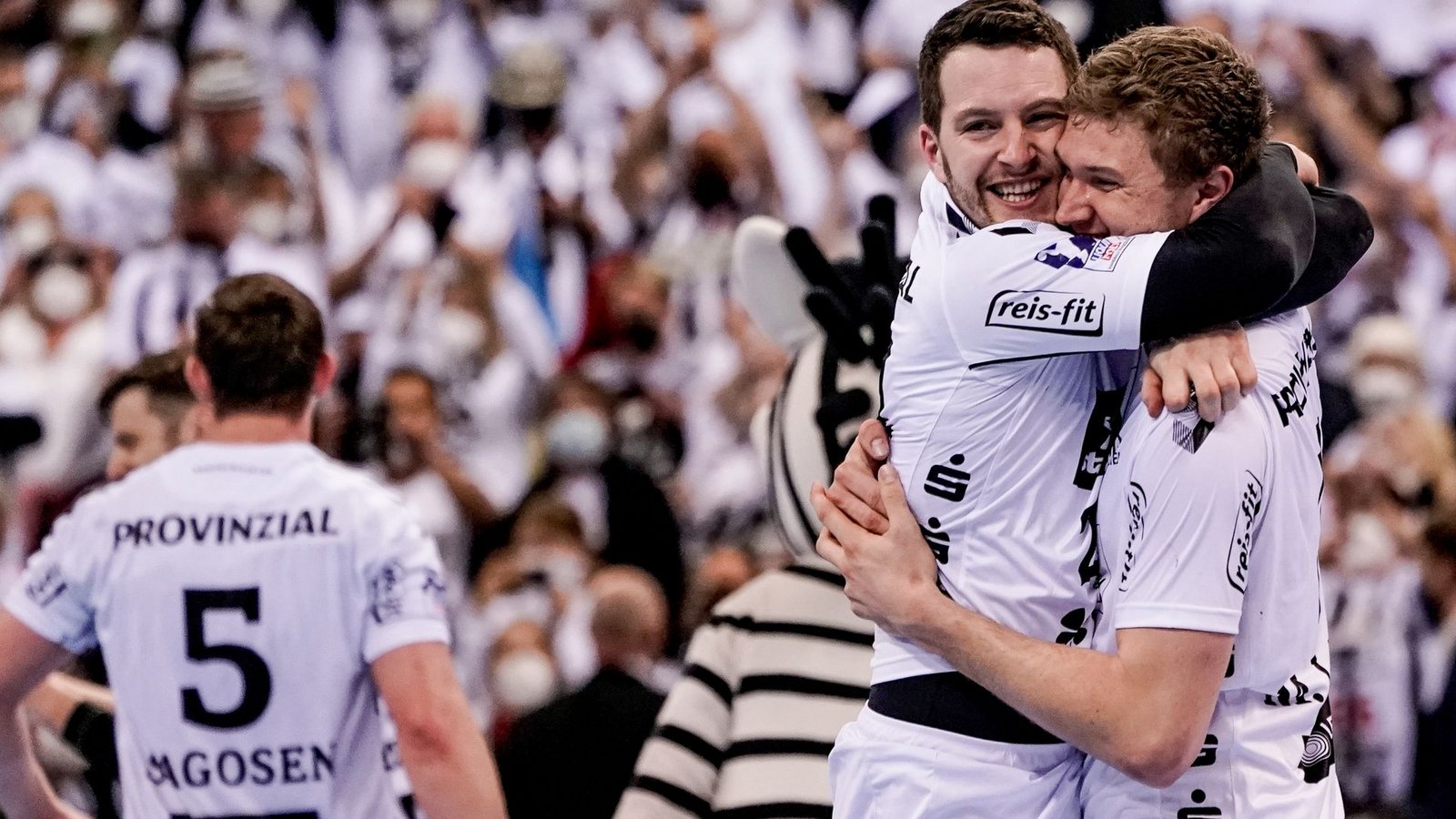 Magnus Landin (r) und Miha Zarabec feiern den Pokal-Sieg des THW Kiel.Foto: Axel Heimken/dpa