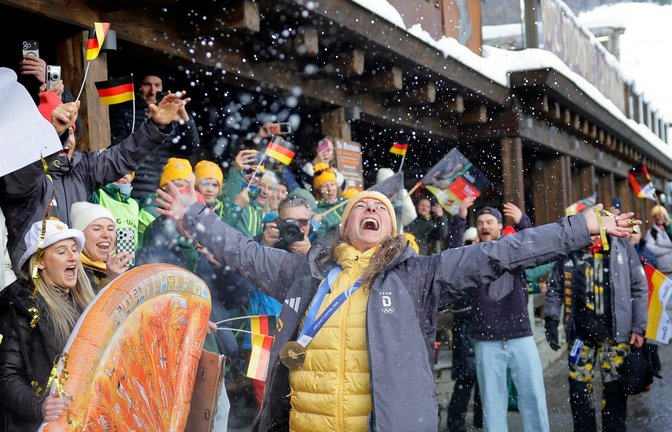 Daniela Maier (M, Deutschland) jubelt mit den Teamkollegen über ihre Goldmedaille.<span class='image-autor'>Foto: picture alliance/dpa | Oliver Weiken</span>