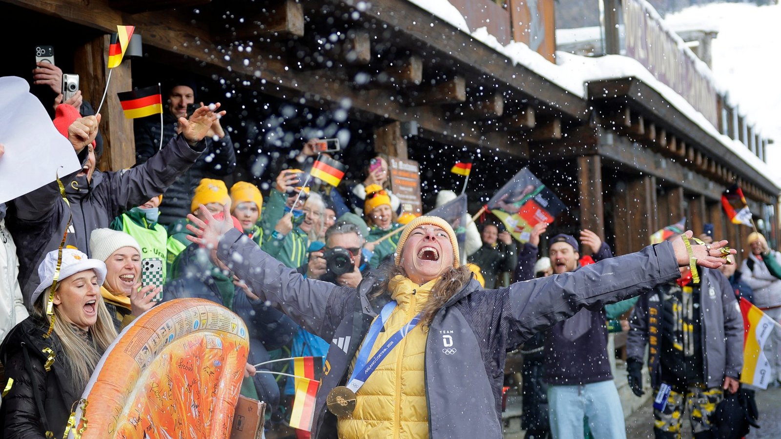Daniela Maier (M, Deutschland) jubelt mit den Teamkollegen über ihre Goldmedaille.Foto: picture alliance/dpa | Oliver Weiken