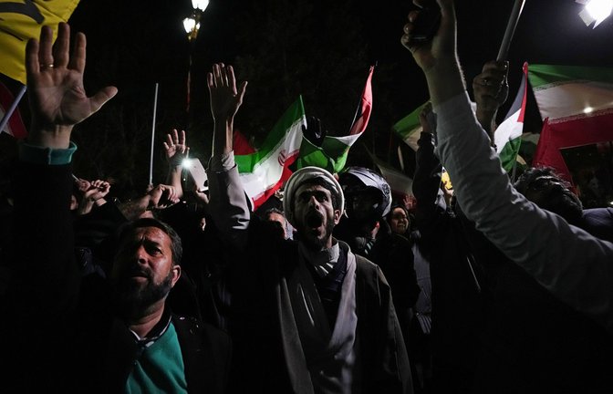 Nach dem iranischen Angriff auf Israel skandieren Demonstranten  anti-israelische Parolen vor der britischen Botschaft in Teheran.<span class='image-autor'>Foto: dpa/Vahid Salemi</span>