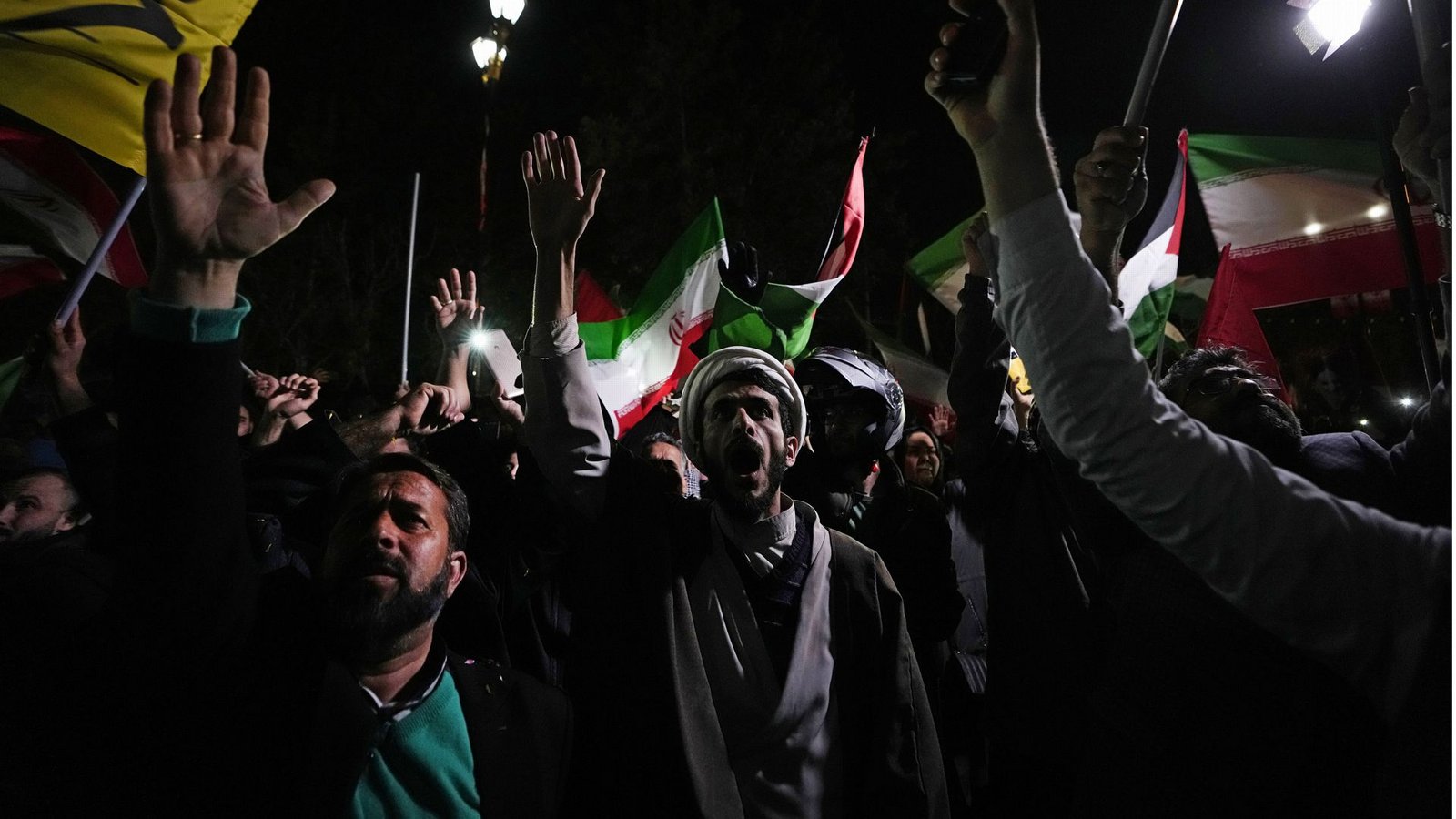Nach dem iranischen Angriff auf Israel skandieren Demonstranten anti-israelische Parolen vor der britischen Botschaft in Teheran.Foto: dpa/Vahid Salemi Nach dem iranischen Angriff auf Israel skandieren Demonstranten anti-israelische Parolen vor der britischen Botschaft in Teheran.Foto: dpa/Vahid Salemi