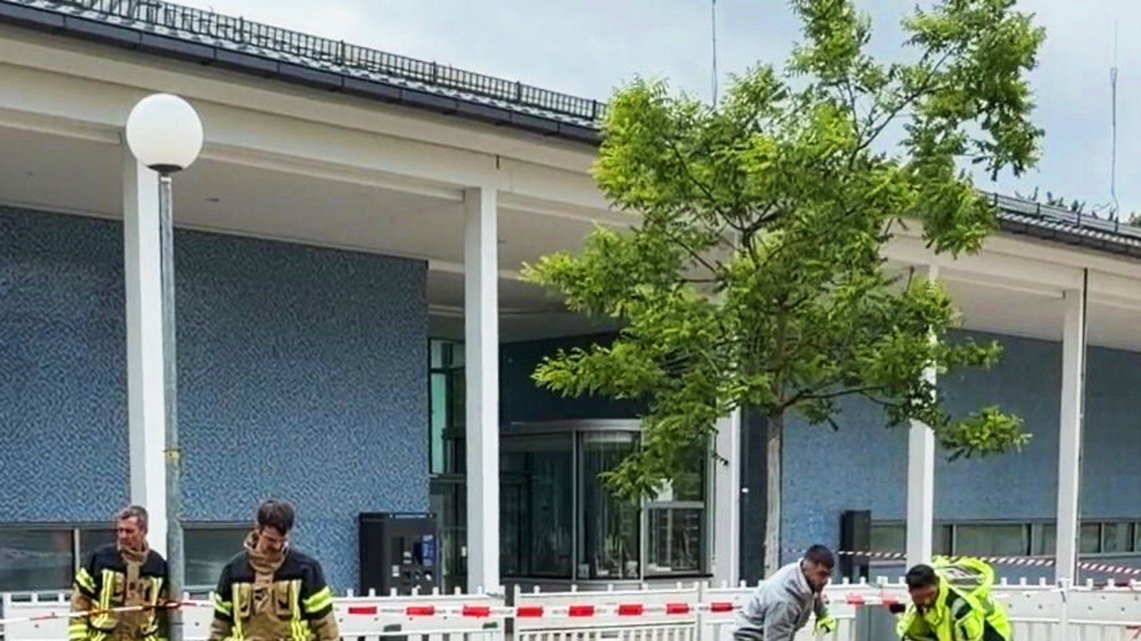 So sah es auf dem Vorplatz des Bad Berg am Dienstagvormittag aus.Foto: Blaulichtzentrale.de