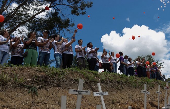Anwohner trauern um mindestens 260 Menschen, die vor vier Jahren wegen eines Dammbruchs im brasilianischen Brumadinho gestorben sind.<span class='image-autor'>Foto: Rodney Costa/dpa</span>