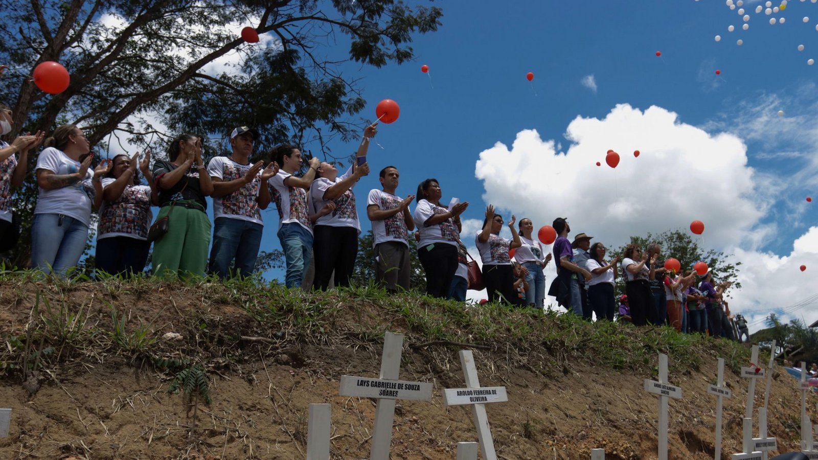 Anwohner trauern um mindestens 260 Menschen, die vor vier Jahren wegen eines Dammbruchs im brasilianischen Brumadinho gestorben sind.Foto: Rodney Costa/dpa