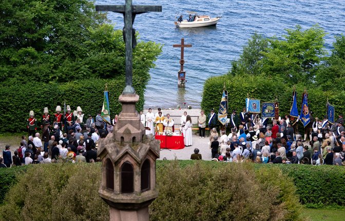 140 Jahre nach dem Tod von König Ludwig II. gedachten Königstreue am Starnberger des Herrsche<span class='image-autor'>Foto: Sven Hoppe/dpa</span>
