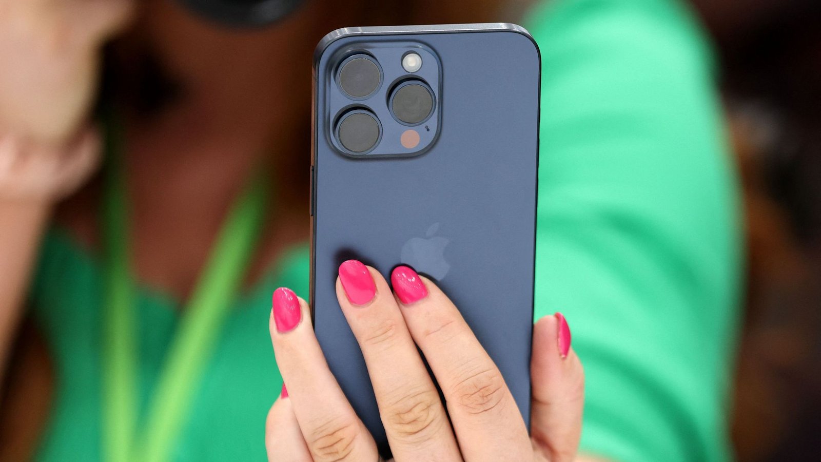 iPhone 15 Pro: Das aktuelle Apple-Smartphone rechnet sieben Milliarden Mal schneller als die ersten Supercomputer der Welt.Foto: AFP/JUSTIN SULLIVAN