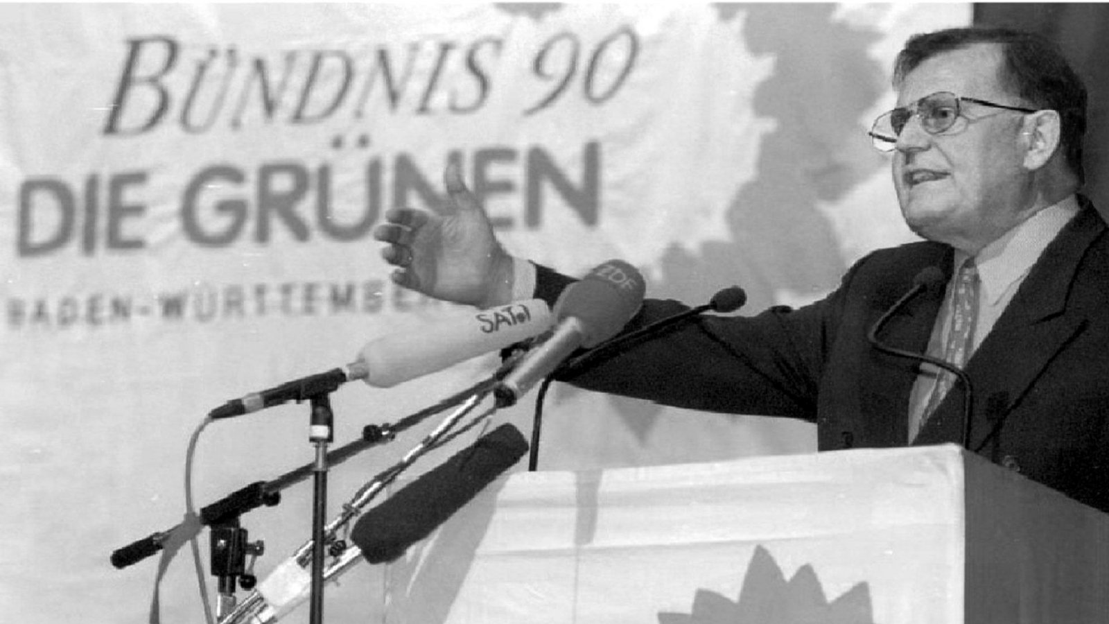 Ministerpräsident Erwin Teufel spricht 1997 beim Grünen-Landesparteitag in Bruchsal.Foto: dpa