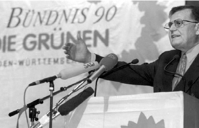 Ministerpräsident Erwin Teufel spricht 1997 beim Grünen-Landesparteitag in Bruchsal.<span class='image-autor'>Foto: dpa</span>