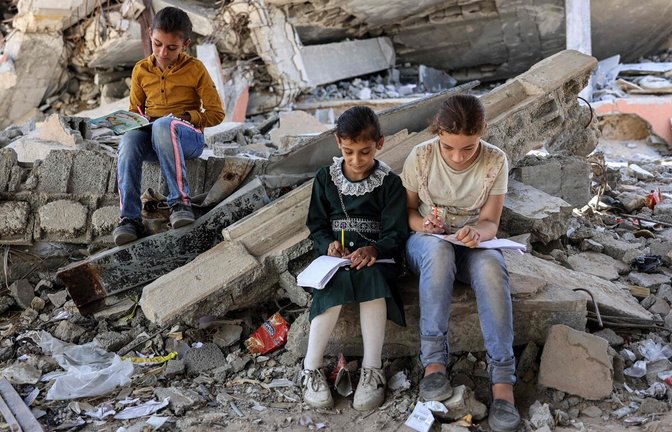 Lernen in Trümmern: Der Wiederaufbau im Gazastreifen kommt nicht in Gang – wie hier in Jabalia.<span class='image-autor'>Foto: AFP</span>