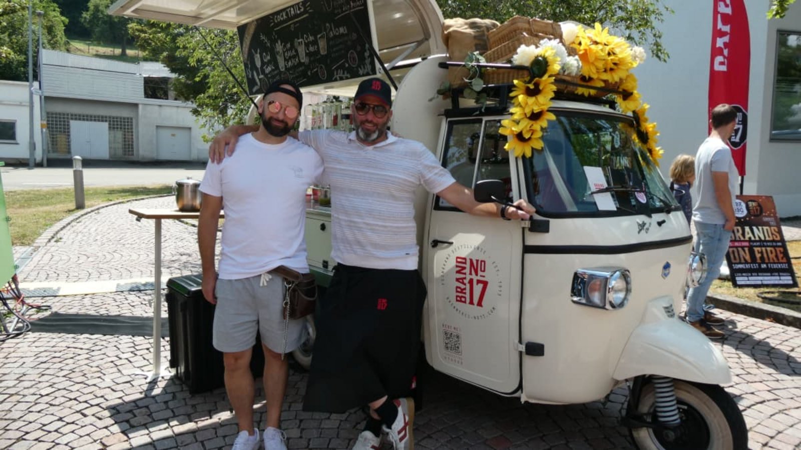 Betreiber Roman Essig (links) mit seinem Bruder am Verkaufswagen.Alina Neumann Betreiber Roman Essig (links) mit seinem Bruder am Verkaufswagen.Alina Neumann