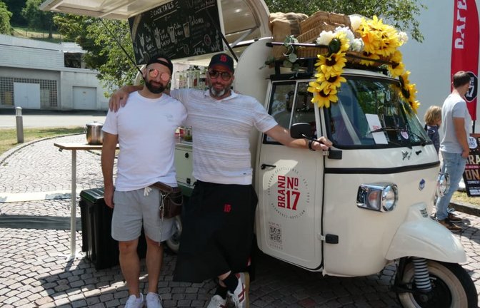 Betreiber Roman Essig (links) mit seinem Bruder am Verkaufswagen.<span class='image-autor'>Alina Neumann</span>