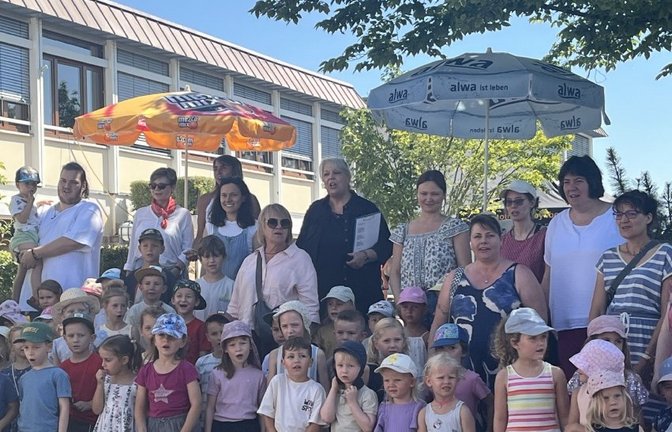 Kinder, Eltern und Mitarbeitende des Kindergartens feiern das Jubiläum. 