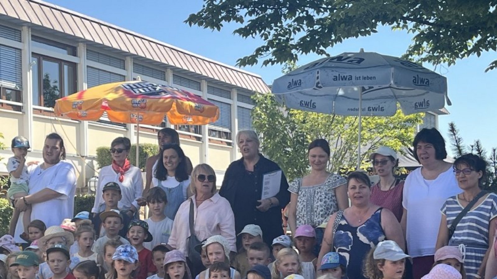 Kinder, Eltern und Mitarbeitende des Kindergartens feiern das Jubiläum. 