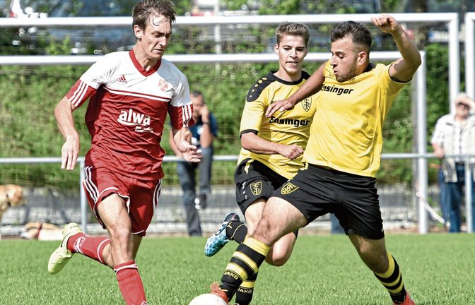 Mario Dierolf von der SGM Hohenhaslach/Freudental (links) ist einen Schritt schneller als Ensingens Enes Dönmez. Foto: Leitner
