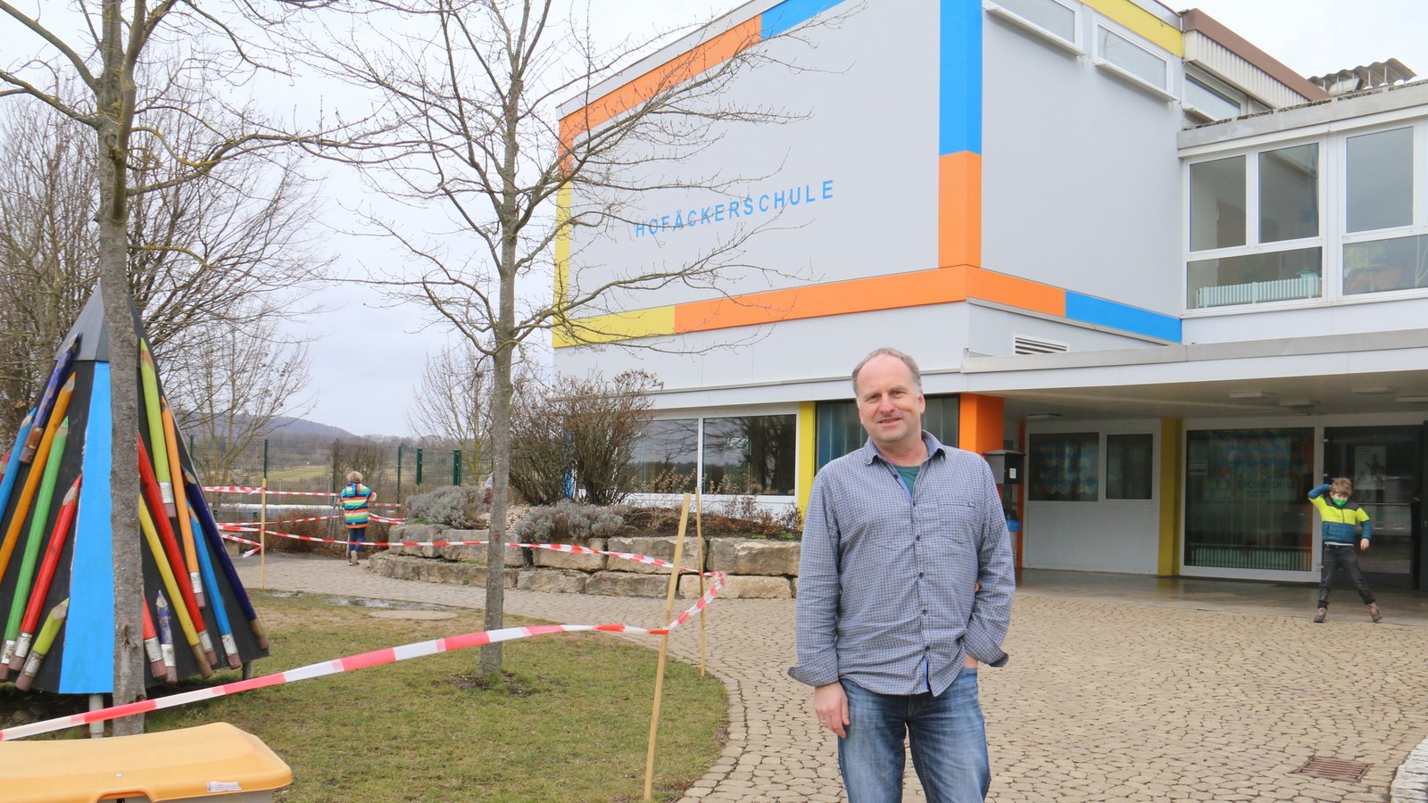 Lange hat es an der Sersheimer Hofäckerschule keine Corona-Fälle gegeben, berichtet Konrektor Andreas Burkhardt. Jetzt aber musste eine Klasse in Quarantäne und zwei weitere in den Fernunterricht. Dramatisch sei die Lage jedoch nicht. Foto: Rücker Lange hat es an der Sersheimer Hofäckerschule keine Corona-Fälle gegeben, berichtet Konrektor Andreas Burkhardt. Jetzt aber musste eine Klasse in Quarantäne und zwei weitere in den Fernunterricht. Dramatisch sei die Lage jedoch nicht. Foto: Rücker