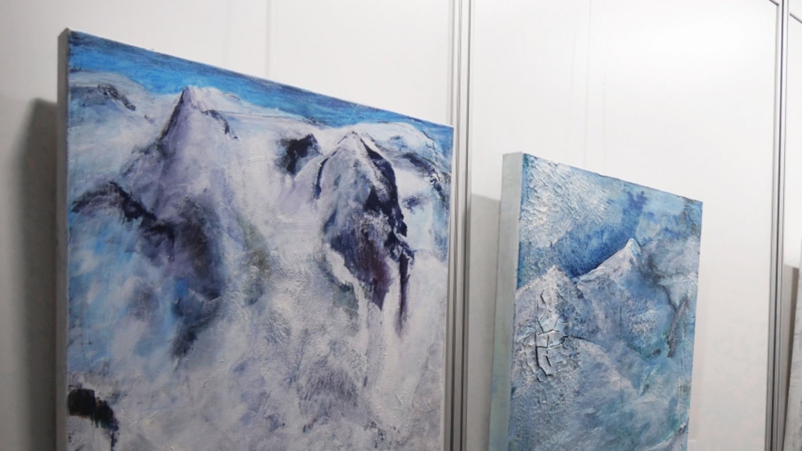 Bärbel Kälberer stellt mit ihren Bildern Gletscherwelten vor.