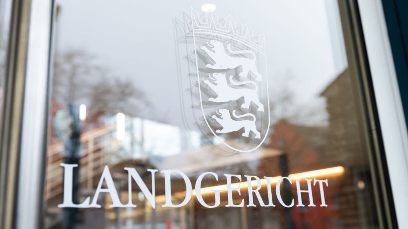 Der Schriftzug «Landgericht» ist am Eingangsbereich des Gerichts auf einer Glastüre zu sehen. (Symbolbild).Silas Stein/dpa Der Schriftzug «Landgericht» ist am Eingangsbereich des Gerichts auf einer Glastüre zu sehen. (Symbolbild).Silas Stein/dpa